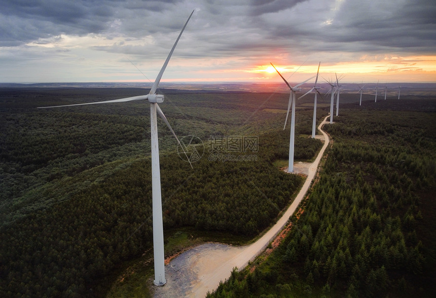 环境的塔可持续日落时美丽森林景观的风力涡轮机农场绿色生态世界的可再能源产晚上山的风车农场公园鸟瞰图日落美丽森林景观的风力涡轮机农图片