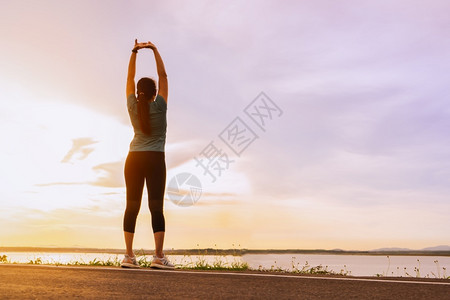 女士天空运动妇锻炼前在伸展肌肉音乐图片