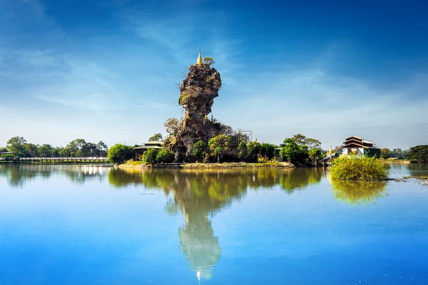 户外缅甸HpaAn的蓝色天空下闪耀的佛教KyaukKyaukKalap塔台缅甸异国情调地点图片