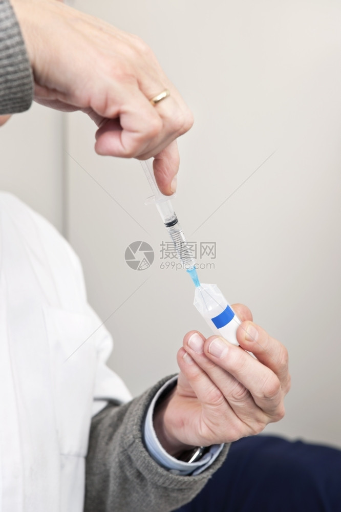 医生为接种疫苗准备注射器医疗的卫生保健安瓿图片