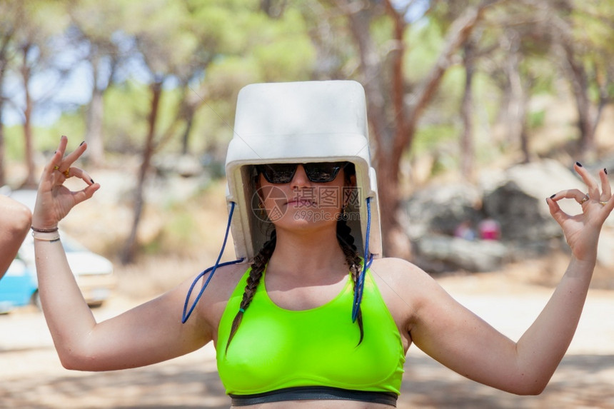太阳镜愚弄圣马丁德巴尔迪格莱西亚斯班牙马德里妇女群体利用水在夏季喷泉附近冷却桑图片