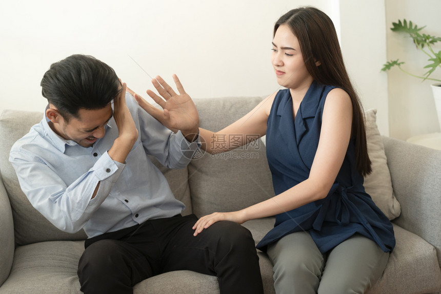 精神的发生了坐着亚洲裔妻子不理解丈夫对与妻子一起发生的心理健康问题解释并导致在家中坐沙发上时生争吵健康和疾病概念亚洲籍妻子不理解图片