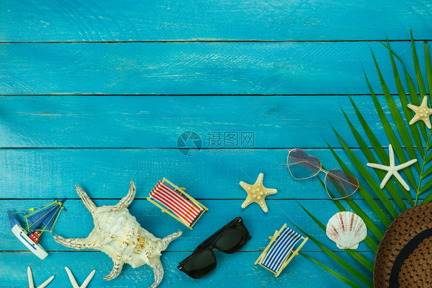 太阳镜女男子在暑假背景概念中计划乘暑假旅行的服装最顶端附物表设计时用现代绿色蓝木制空间上许多基本物品戴墨镜帽现代的项目图片