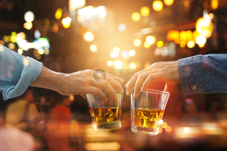 以丰富多彩的背景在工作后晚间用波旁威士忌喝酒来为朋友欢呼泰国立方体敬酒图片