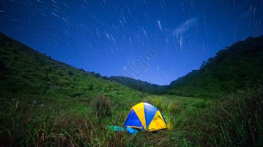 帐篷在夜晚下露营图片