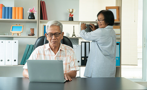 女士屋祖父母在家用笔记本电脑寻找新旅游景点的幸福老年亚洲情侣一起快乐退休计划储蓄养老金和年人大叔们的资本富二代图片