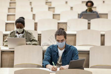 严肃的大学课堂高清图片