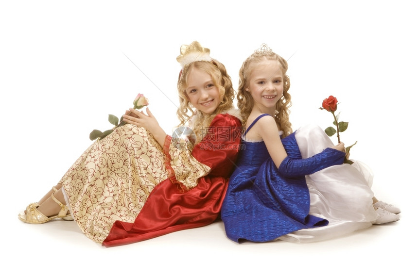 两个美丽笑着的小女孩穿长金发的穿着公主服装坐在地板上两朵玫瑰红和蓝色帝国礼服可爱的积极问候图片