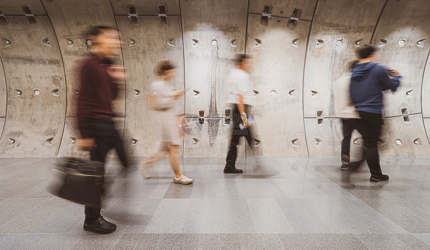 一群不知名的商人在现代地铁隧道走在高峰时段工作日商业和运输概念模糊不清众人皆知在室内办公现代的图片