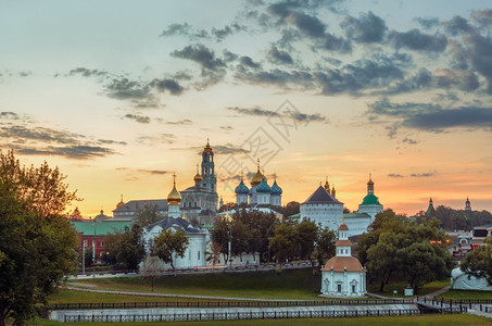 俄罗斯谢尔吉耶夫镇黄昏的三一圣塞尔吉修道院英石木头寺庙图片