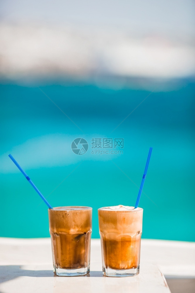 茶点或者Frappe在海滩上的冰咖啡夏季frappuccucinofrapppe或拿铁在高玻璃背景的海面上卡布奇诺图片
