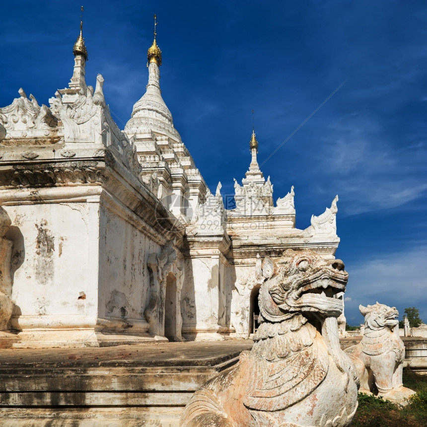 缅甸古城的白塔狮子守护神雕塑了古老佛教寺庙的神奇建筑缅甸旅行着风景和目的地缅古城市的白色塔仰光神社文化图片