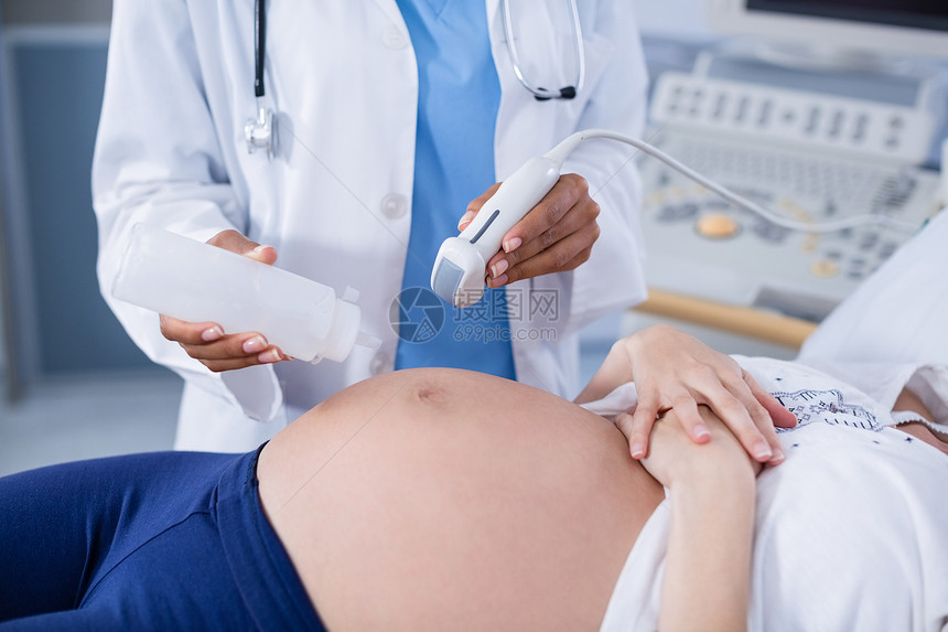 测试孕妇在医院腹部接受超声波检查在医院进行胃部检查人类医疗的图片