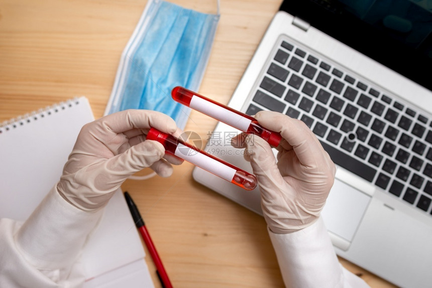 袍测试抽取的血样本Vial具有最后技术准备用于检查分析实验室化用现代设备小便笔记本电脑抽取的人体血样试管用于健康风险诊断工具研究图片