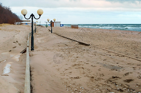 20年之后2019年月日俄罗斯加里宁格勒地区Yantarny村的沙覆盖海道风暴之后的海道堕落湾走背景