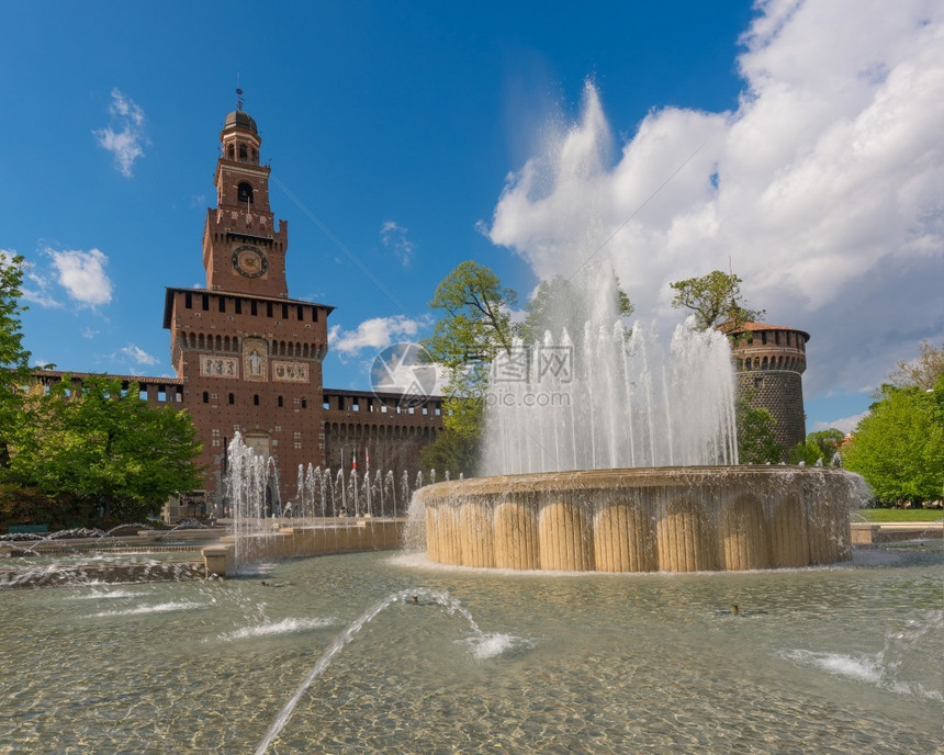 水晴天Sforza城堡的主要入口CastelloSforzesco和前面喷泉阳光明媚的天气和空中云意大利米兰著名的图片