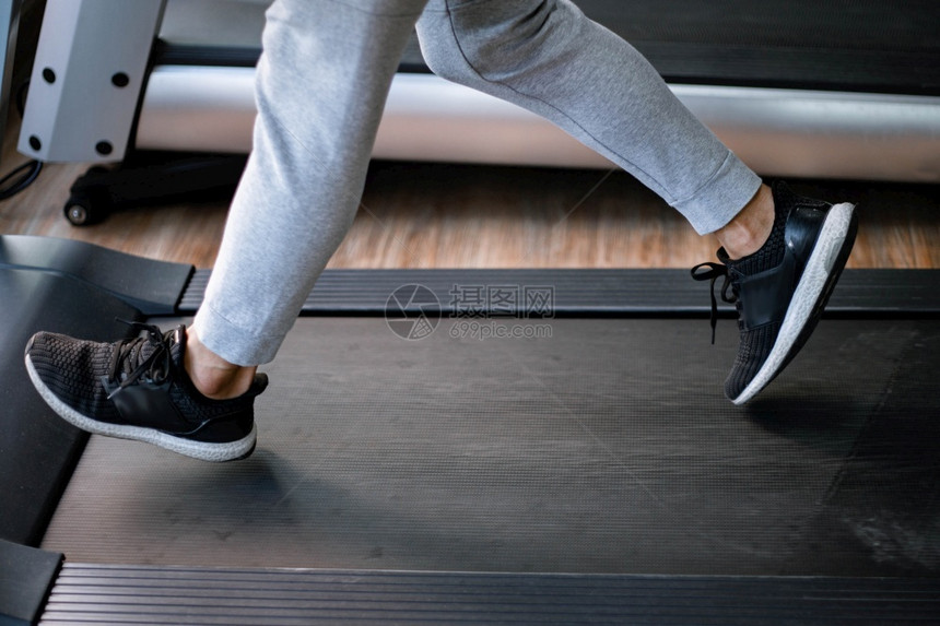 努力幸福平衡培训健身练概念一名穿长裤子的男青少年和黑人教练员在运动机上走路以进行心血管锻炼图片