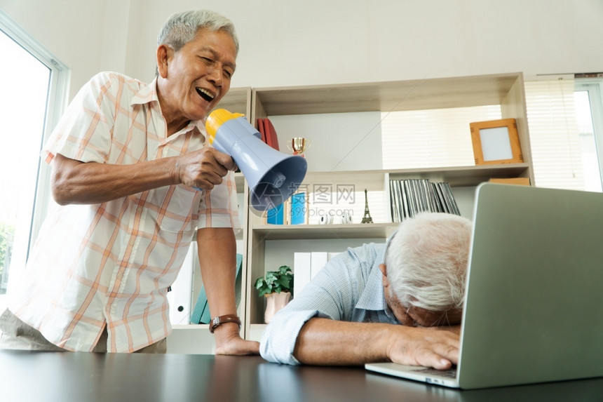 扬声器笔记本电脑讲话亚洲老人大呼叫用扩音器与一位交流朋友谈听不耳聋的老朵原因中沟通问题概念图片