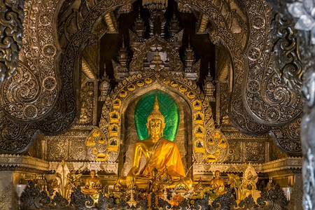 旅游泰国SriSiphan清迈寺庙金佛像带有银属框架的形雕像神秘艺术图片