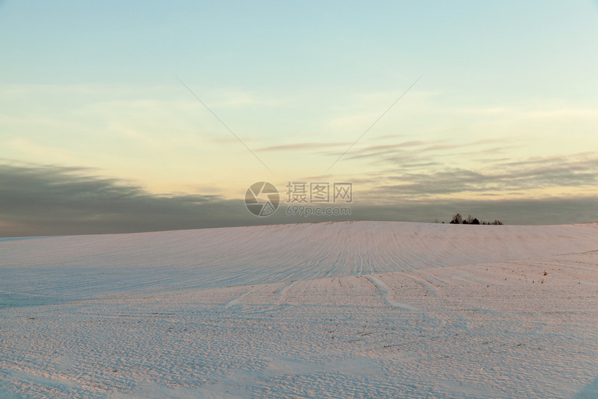 景观在大雪降后飘冬季天有一张照片冬天的雪漂流黑暗晴天图片