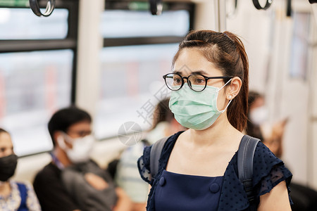地铁上戴口罩的女青年图片