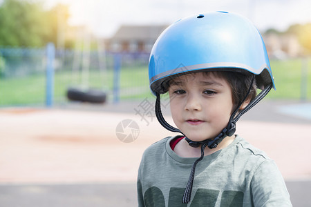 户外骑车的小男孩图片