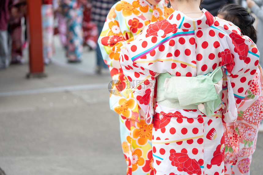 丰富多彩的淑女方法年轻孩穿着日本和服站在东京森左寺门前日本木野是传统服装和这个词实际上意味着一件东西要穿戴图片