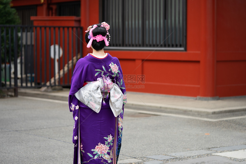 年轻女孩穿着日本和服站在东京森左寺门前日本木野是传统服装和这个词实际上意味着一件东西要穿戴文化游客镇图片
