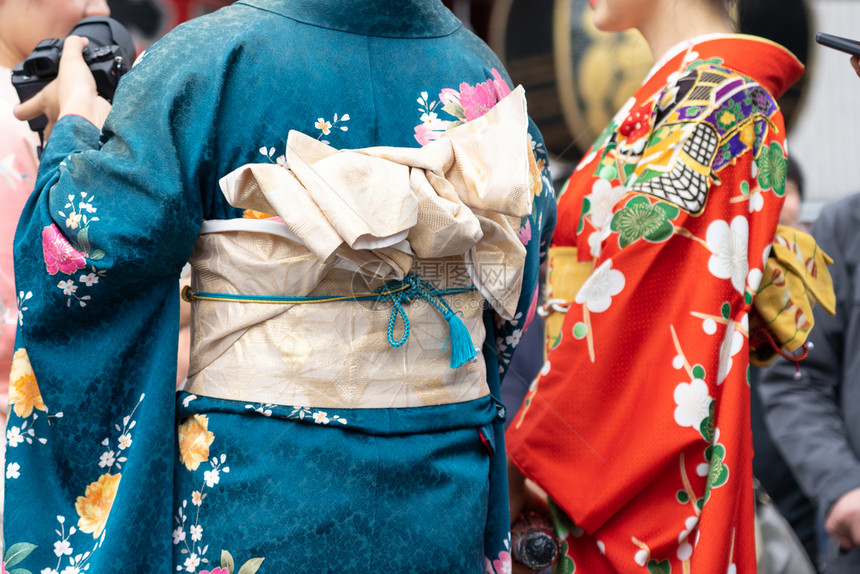 年轻女孩穿着日本和服站在东京森左寺门前日本木野是传统服装和这个词实际上意味着一件东西要穿戴夏天寺庙粉色的图片