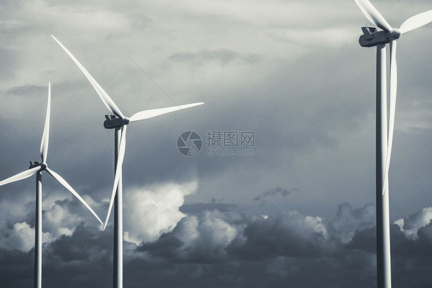 生态的电现代风车在阳光明媚的一天云雾多雨前景能源概念黑白密闭可再生图片