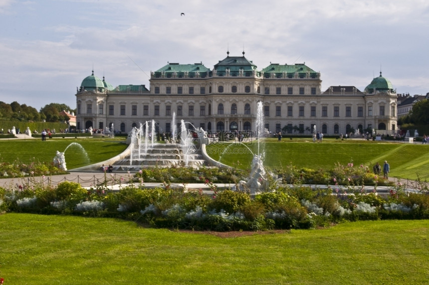 维也纳人在美丽的宫殿贝尔维迪在阳光明媚的一天花朵丽城图片