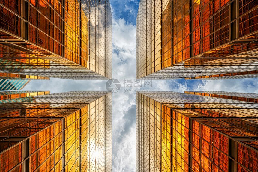 现代的城市香港摩天大楼的上升角度与高层建筑玻璃商业和金融建筑工业概念之间的云反射金子图片