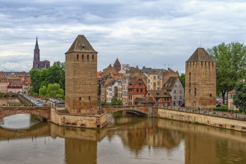 著名的PontsCouverts的双子瞭望塔白天法国斯特拉堡Ponts的双子瞭望塔斯特拉堡法国教科文组织城堡图片