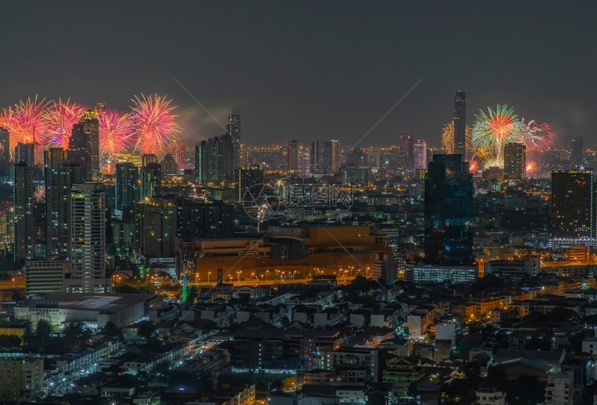 为了城市景观曼谷新年节庆烟花泰国曼谷市火花在圣诞节新年上向天空亮放间供文本不专注具体为重点黑暗的图片