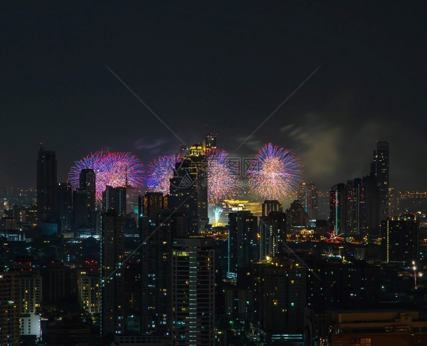 快乐的曼谷新年节庆烟花泰国曼谷市火花在圣诞节新年上向天空亮放间供文本不专注具体为重点时间城市的图片
