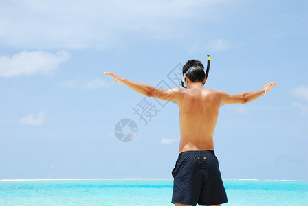 男人准备在热带岛屿上潜水了海景身体一种图片