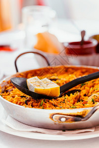 美食葡萄牙语青口贝西班海鲜饭配贻贝虾和一块柠檬放在个小型家庭餐厅加那利群岛海鲜饭放在一个小型家庭餐厅背景图片