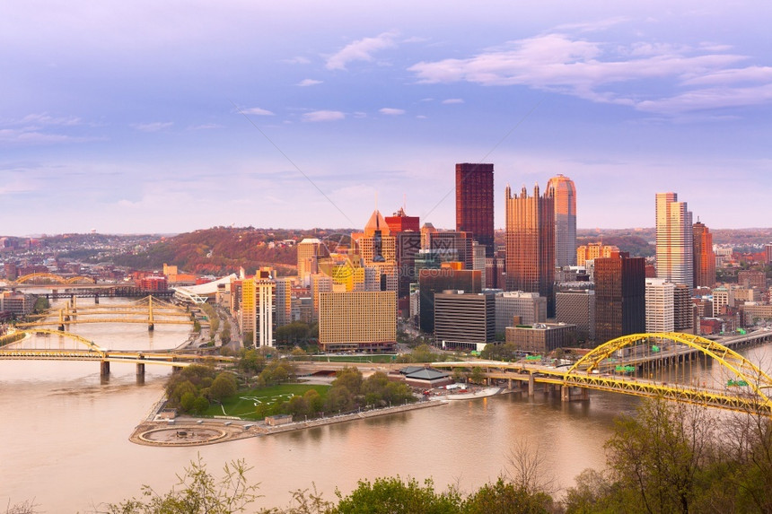 海滨美国人多于宾夕法尼亚州匹兹堡的全景和三条河流图片