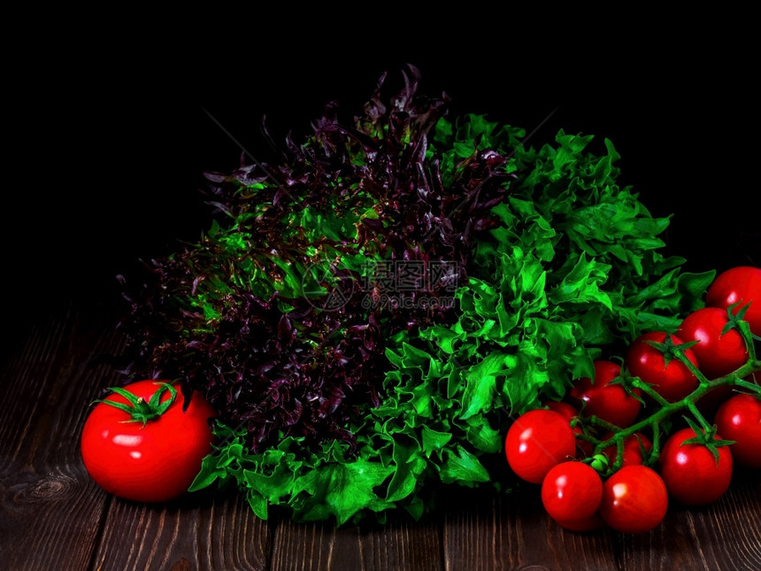 超级市场绿色新鲜蔬菜沙拉深木背景的成熟樱桃西红柿生物多样桌上有用的蔬菜于盘收获和烹饪品等素食主义者生长图片