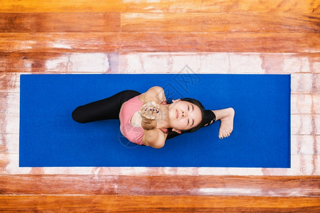 居家健康冥想运动的妇女在做瑜伽图片