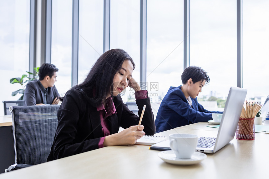 工人行政员年轻亚洲商业女在工作场所用办公室工作人员笔记本电脑工作时对办公室后面的工作同事感到不满意的心理压力这些精神与办公室工作图片