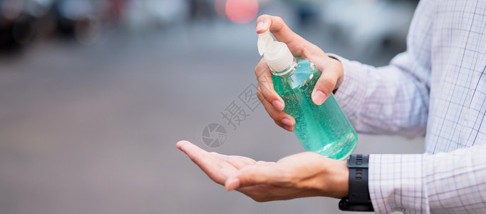 户外使用消毒酒精洗手消毒图片