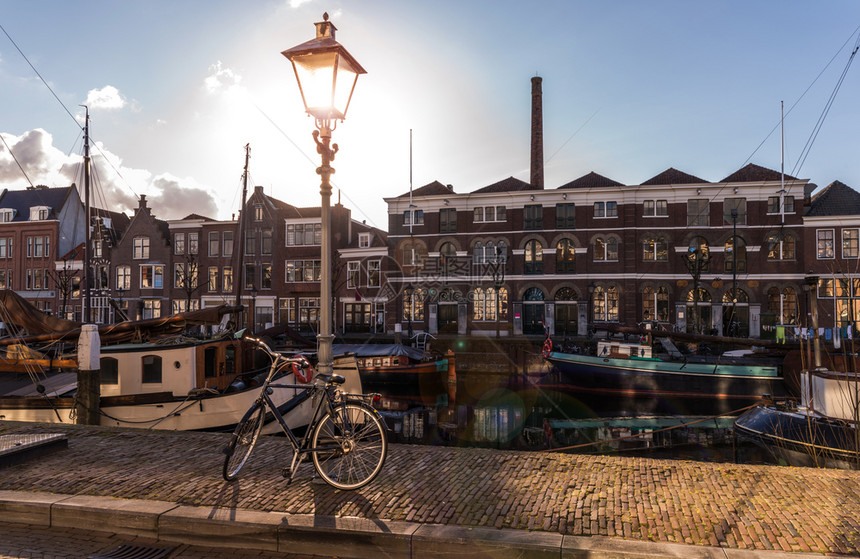 复古的荷兰南鹿特丹历史悠久的德尔夫港旧区设有船屋和传统的荷兰自行车镇珍妮弗图片