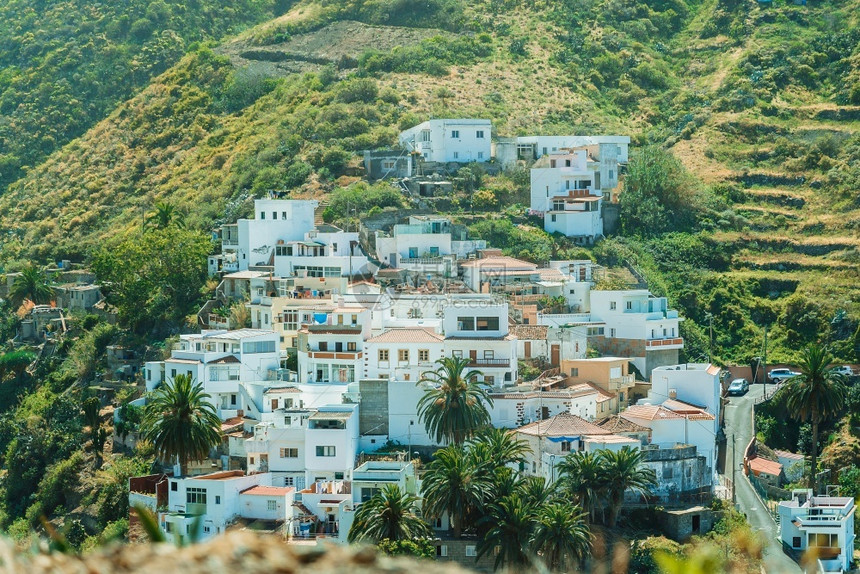 村庄阿那加旅游阳光明媚的日子里绿色植被中山丘上的明亮白色小建筑西班牙加那利群岛特内里费的多彩风景山村Taganana阳光明媚的绿图片
