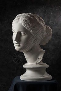 女神来了黑暗的古老维纳斯德米洛雕像白石膏复制件供艺术家在黑暗纹理背景上使用粉饰女人的雕塑面朝Gypsum复制了古雕像的金星头印优雅的女孩背景