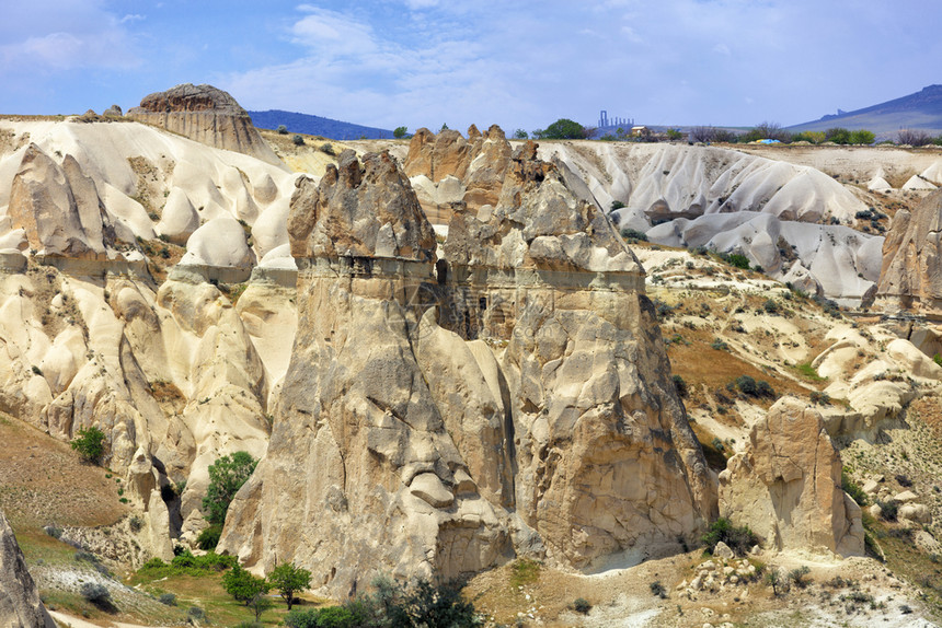 锥红沙石悬崖和白岩卡帕多西亚Cappadocicia山地谷中古老的洞穴土耳其中部Cappadocia蜂蜜谷地Capapadoci图片
