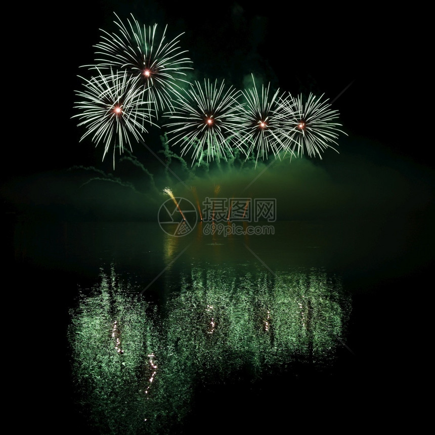 竞赛布尔诺水坝上美丽的彩色烟花国际比赛IgnisBrunensisBrno捷克欧洲快乐的派对图片
