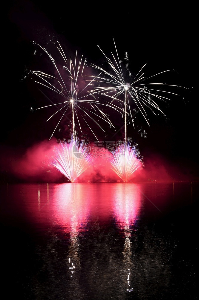 颜色节日七月布尔诺水坝上美丽的彩色烟花国际比赛IgnisBrunensisBrno捷克欧洲图片