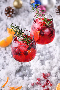 酸果蔓鸡尾酒玛格丽塔配红莓橙子和迷迭香圣诞派对的完美鸡尾酒新鲜蔓越莓图片