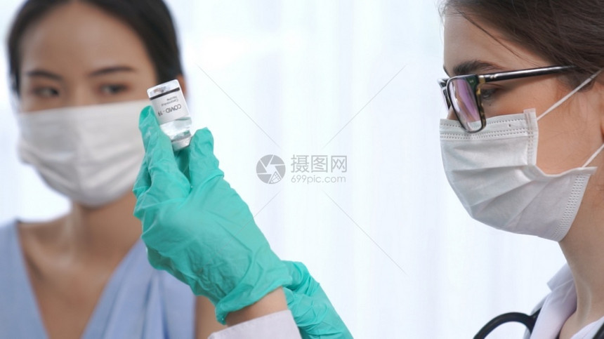 青年女医生给病人患者接种疫苗图片
